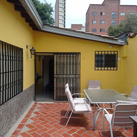 Yellow House Hostel Medellín Buitenkant foto