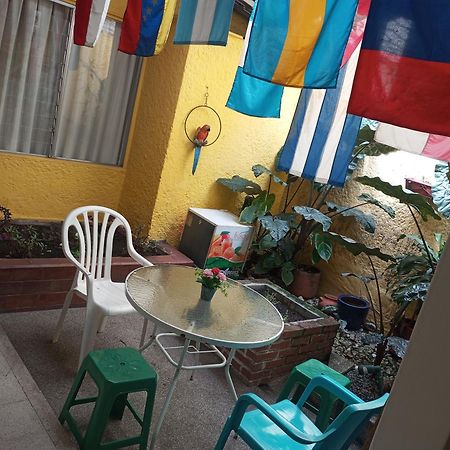 Yellow House Hostel Medellín Buitenkant foto