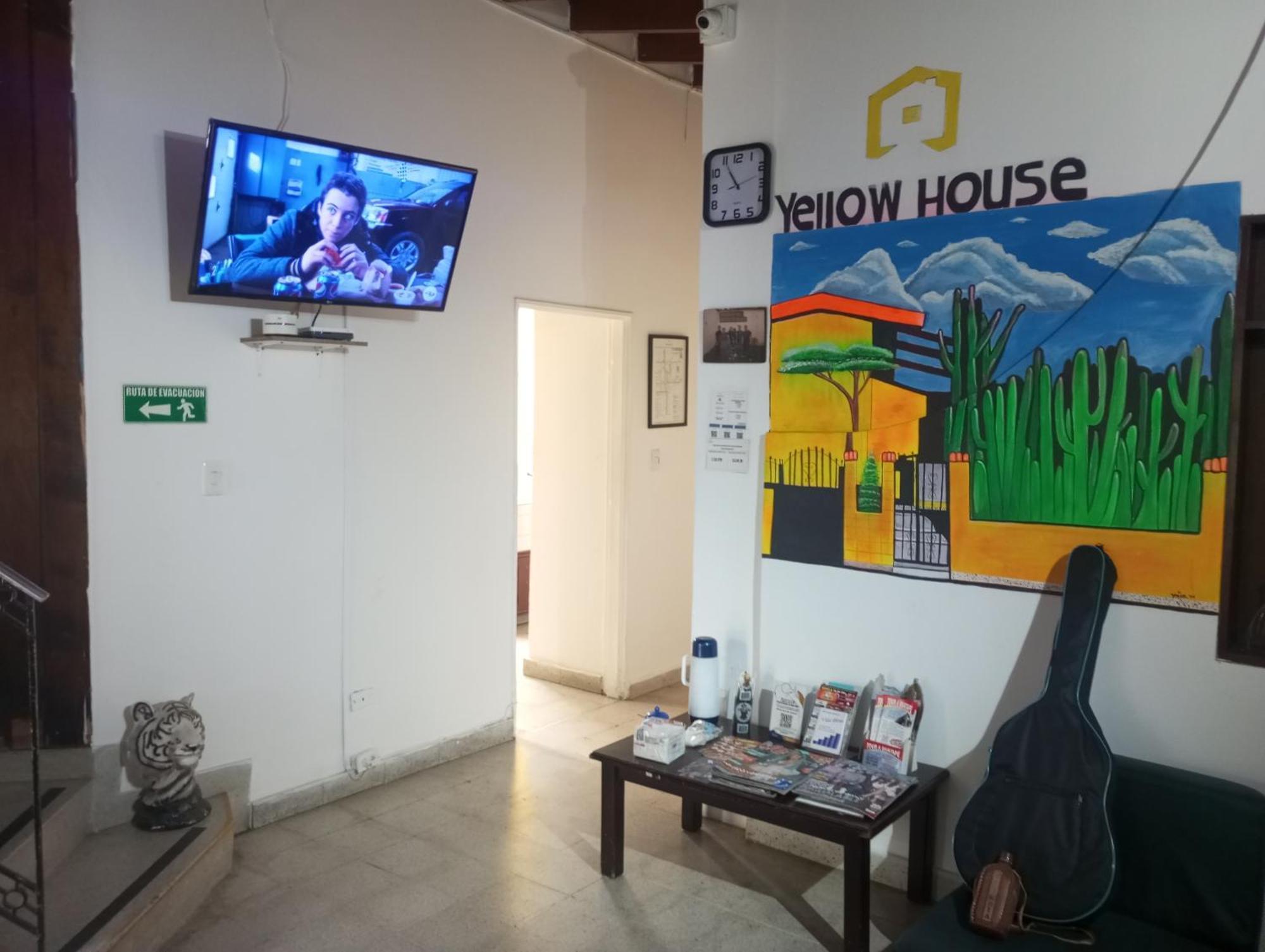 Yellow House Hostel Medellín Buitenkant foto