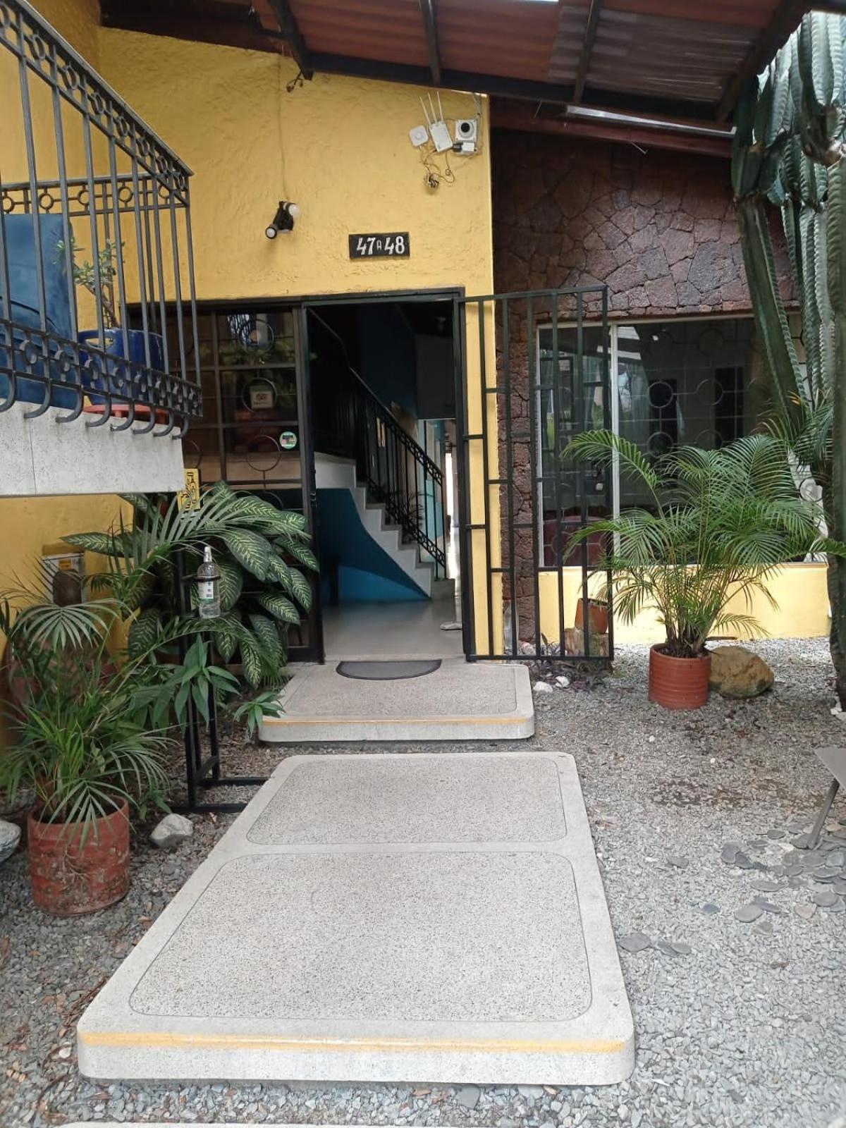 Yellow House Hostel Medellín Buitenkant foto