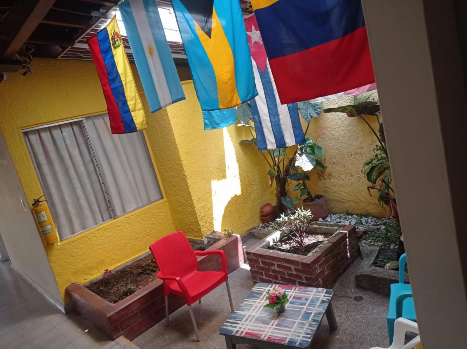 Yellow House Hostel Medellín Buitenkant foto