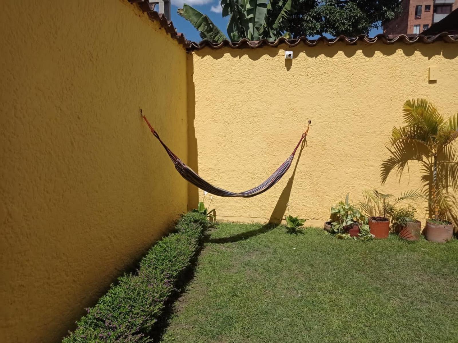 Yellow House Hostel Medellín Buitenkant foto