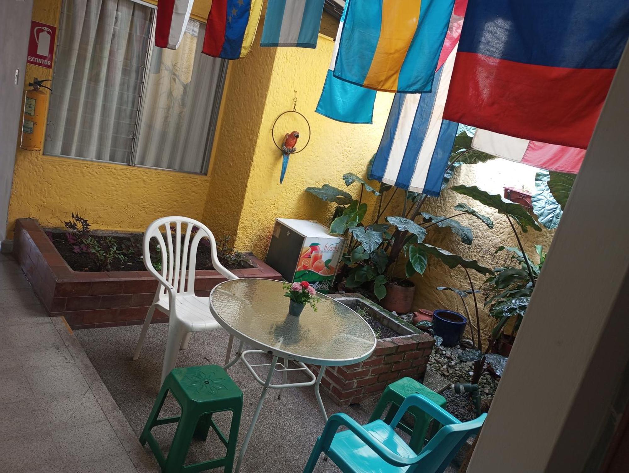 Yellow House Hostel Medellín Buitenkant foto