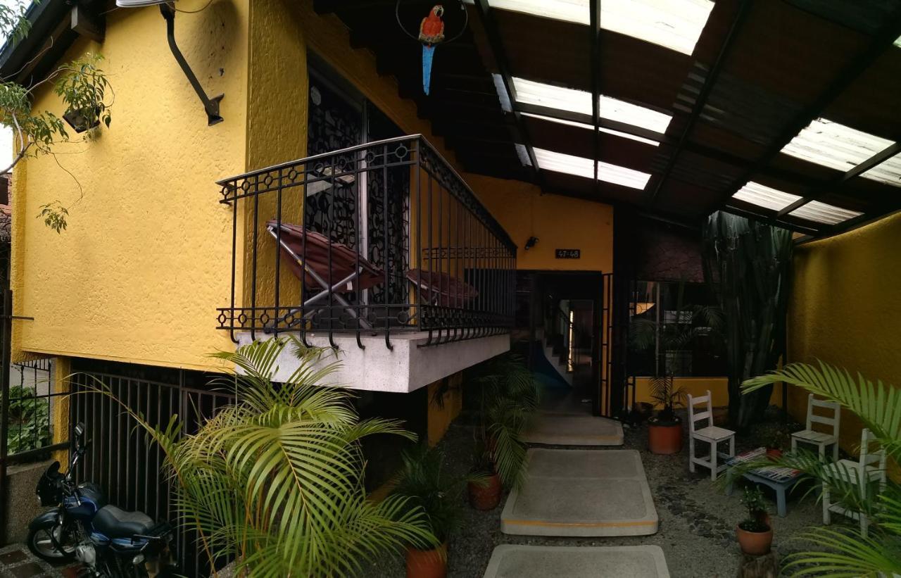 Yellow House Hostel Medellín Buitenkant foto