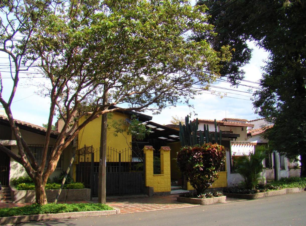 Yellow House Hostel Medellín Buitenkant foto