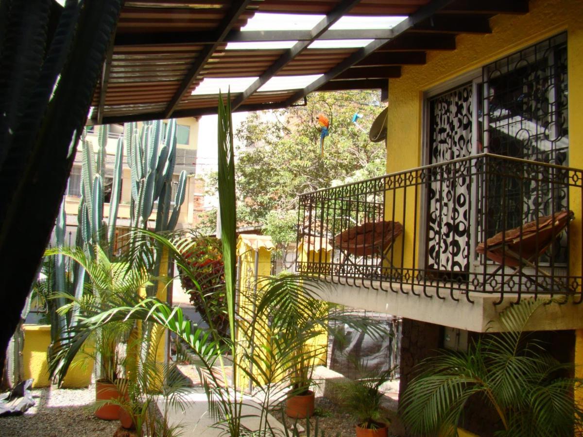 Yellow House Hostel Medellín Buitenkant foto